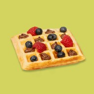 Gaufres dorées servies avec Nutella et fruits frais.