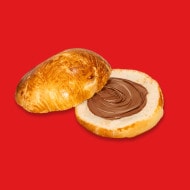 Pain au lait moelleux fourré au Nutella, idéal au petit-déjeuner.