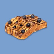 Pain perdu au cassis nappé de Nutella, servi chaud.