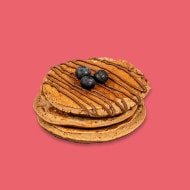 Pancakes à la farine de châtaigne garnis de Nutella, miel et noix.