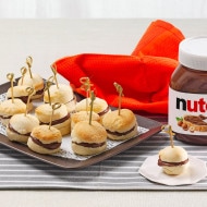 Scones chauds servis avec Nutella à tartiner, texture feuilletée.