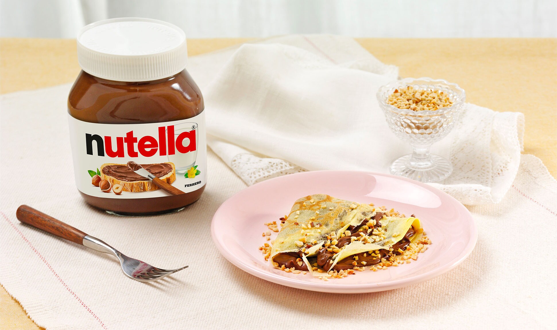 crepes au Nutella et aux noisettes avec assiette | Nutella