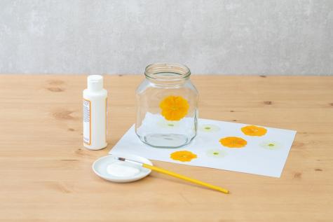 Décoration du pot en photophore presse fleurs vernis colle etape 3| Nutella