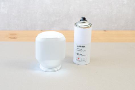 Décoration du pot souriant et plante avec aerosol blanc etape 1 | Nutella