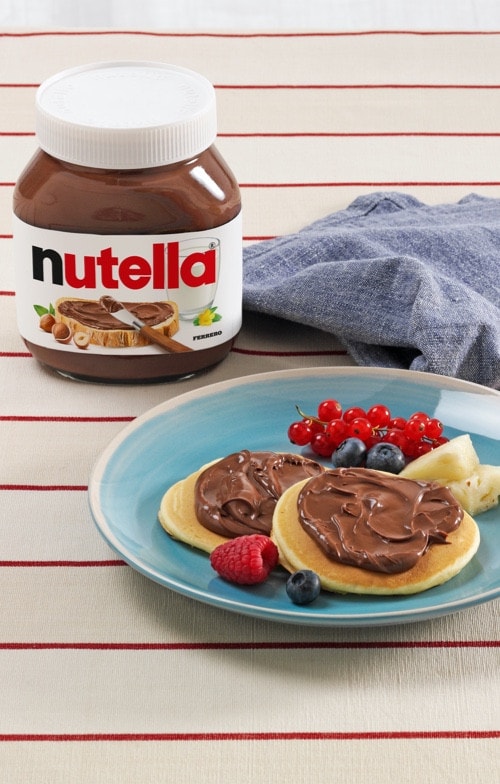 Assortiment de recettes Nutella avec pancakes et pot, choisissez votre favorite.