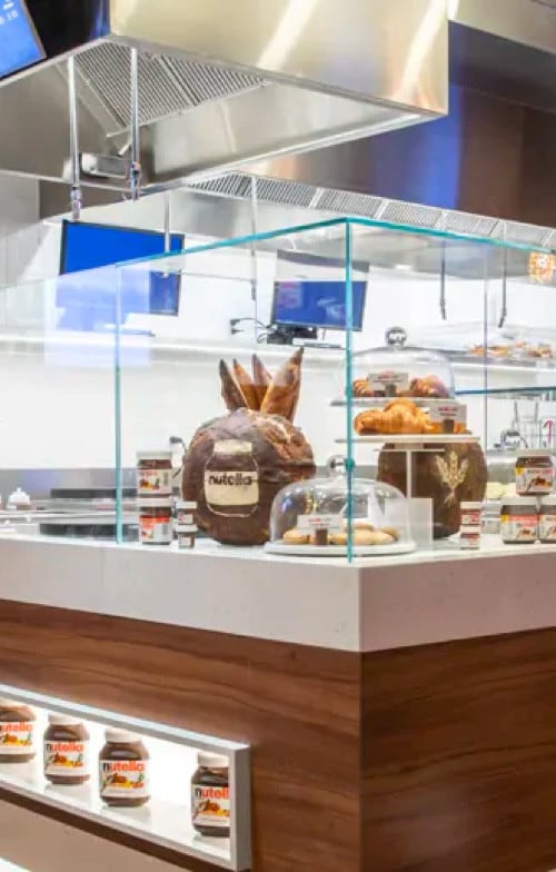 Intérieur moderne d'un Nutella Café, avec comptoir et produits.
