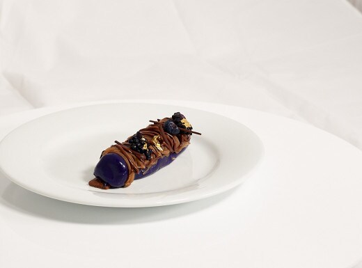 Bûche de Noël au NUTELLA® préparée avec des fruits frais.