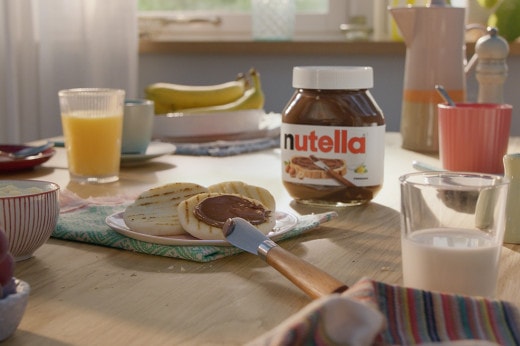 Arepa sucrée garnie de Nutella et fruits frais, style street-food sucrée.