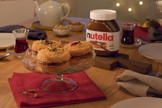 Konafa croustillante garnie de Nutella et pistaches concassées, coulis sucré.