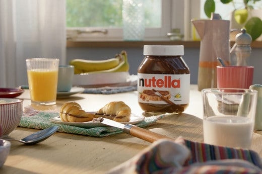 Mezzaluna pâtissière en demi-lune garnie de Nutella et sucre glace.