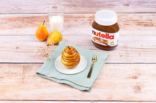 Bourdelot, gâteau rustique aux fruits avec marbrage généreux de Nutella.