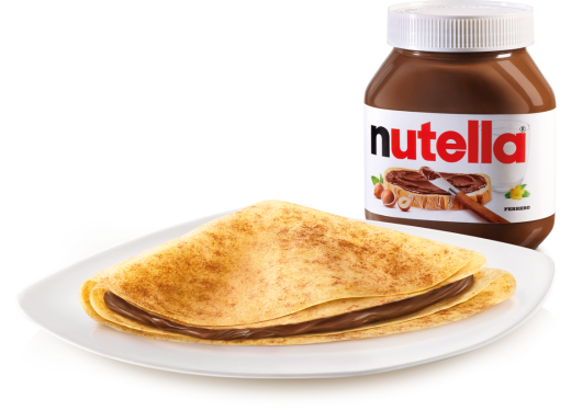 Une crêpe pliée remplie de pâte à tartiner au chocolat est sur une assiette blanche à côté d'un pot de Nutella, sur un fond clair.