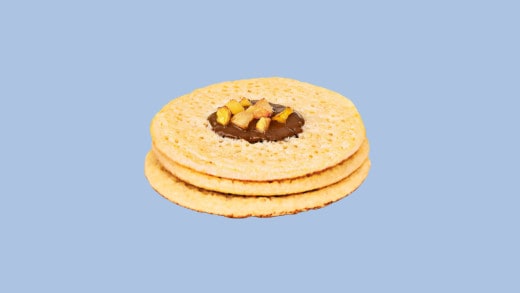 Crêpes mille-trous aux pommes servies avec Nutella chaud et cannelle.