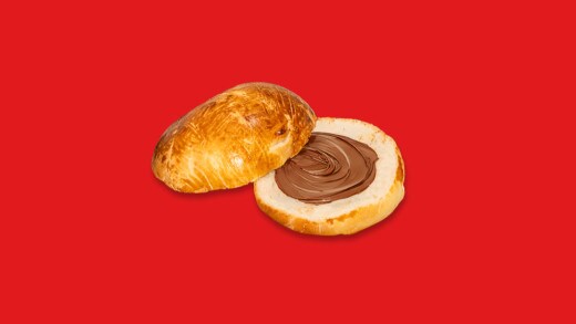 Pain au lait moelleux fourré au Nutella, idéal au petit-déjeuner.