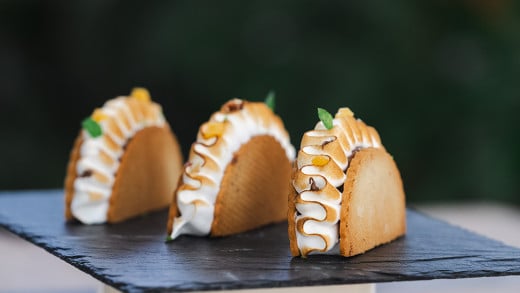 Peach-tella : tartelette pêche garnie de Nutella, fraîche.