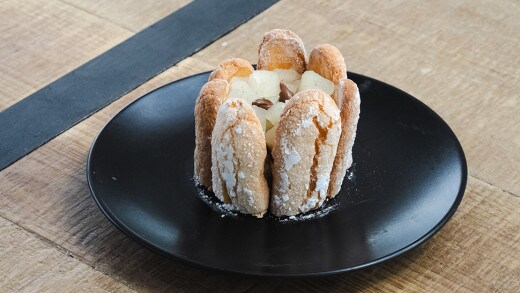 Charlotte poire et Nutella, couches de crème et biscuit croustillant.