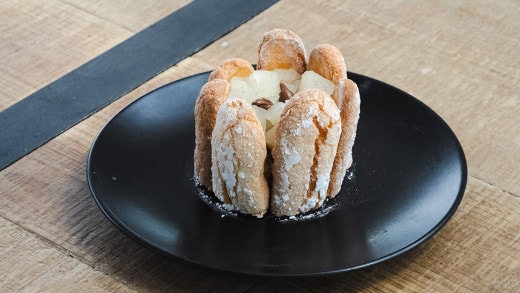 Charlotte poire et Nutella, couches de crème et biscuit croustillant.