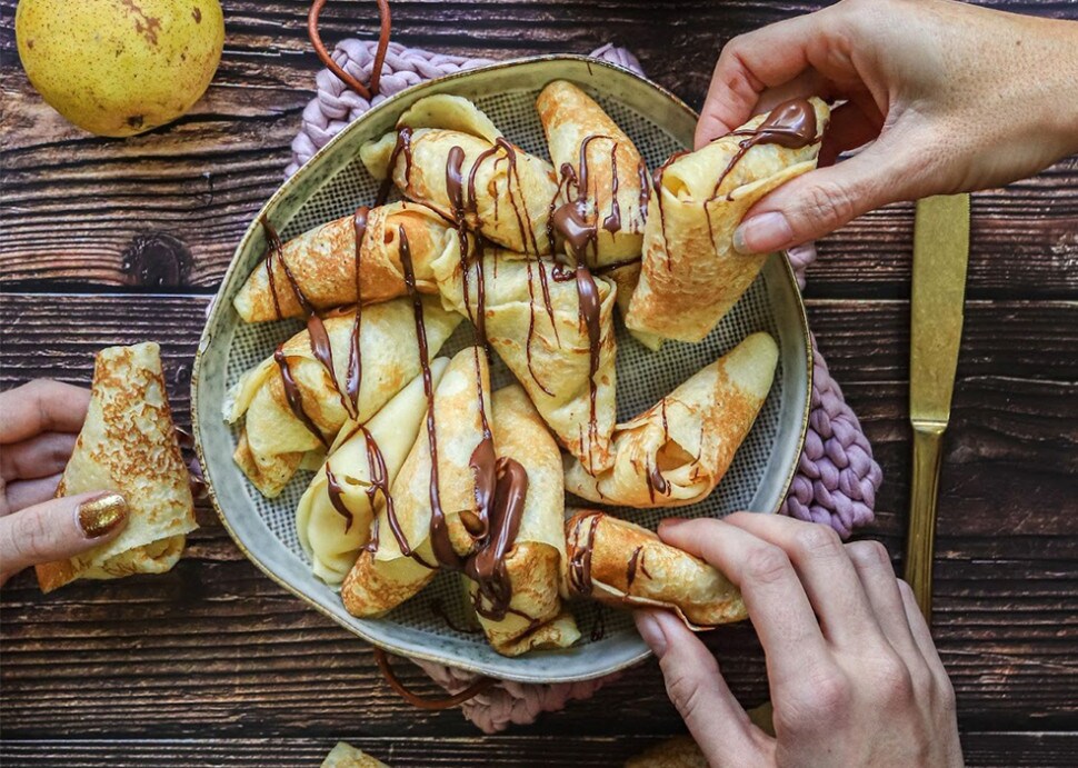 Samoussas sucrés dorés farcis d'une crème au Nutella, servis chauds.