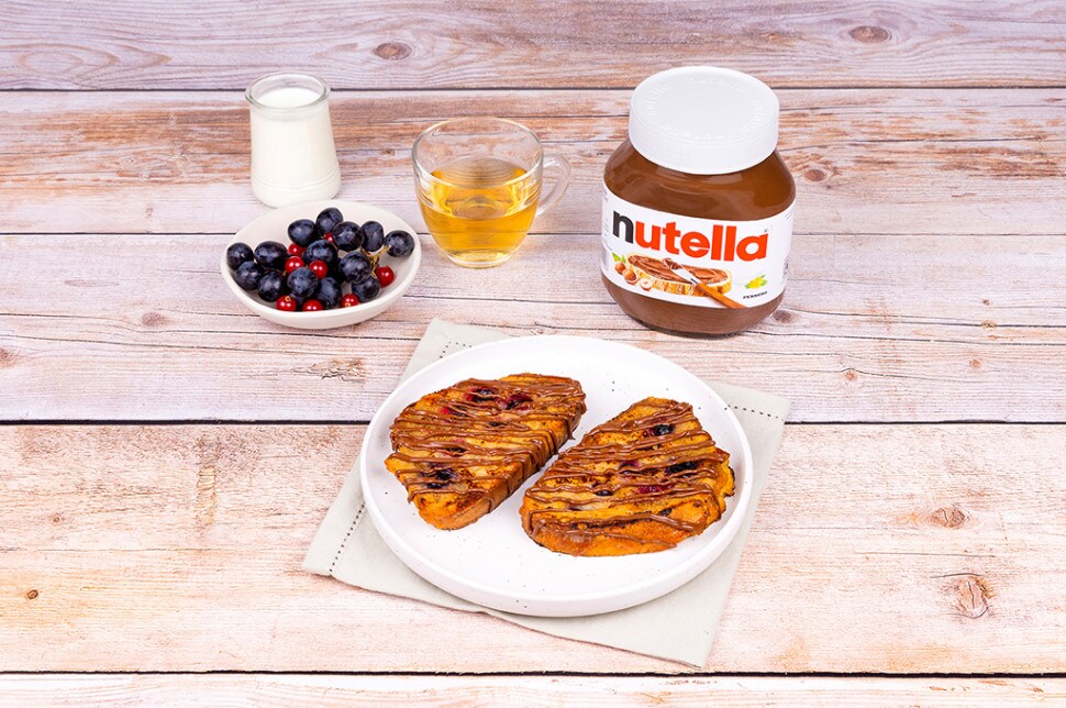 Pain perdu aux myrtilles nappé de Nutella, servi chaud et fruité.