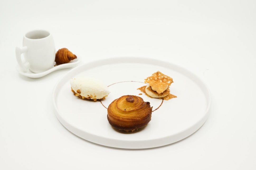 Dessert festif par Stella, couches crémeuses rehaussées de Nutella chaud.