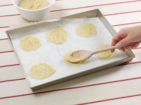 Nutella tegole cookie preparation step showing Nutella being added.
