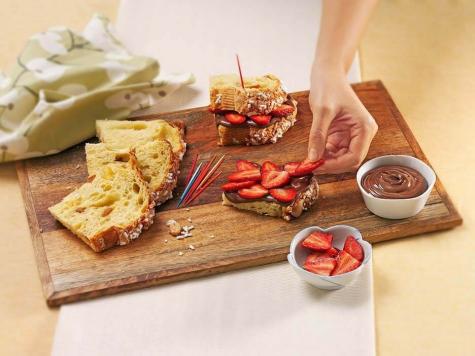 Easter Colomba Cake with NUTELLA@ and Strawberries - STEP 2 Easter Colomba Cake with NUTELLA@ and Strawberries - STEP 2