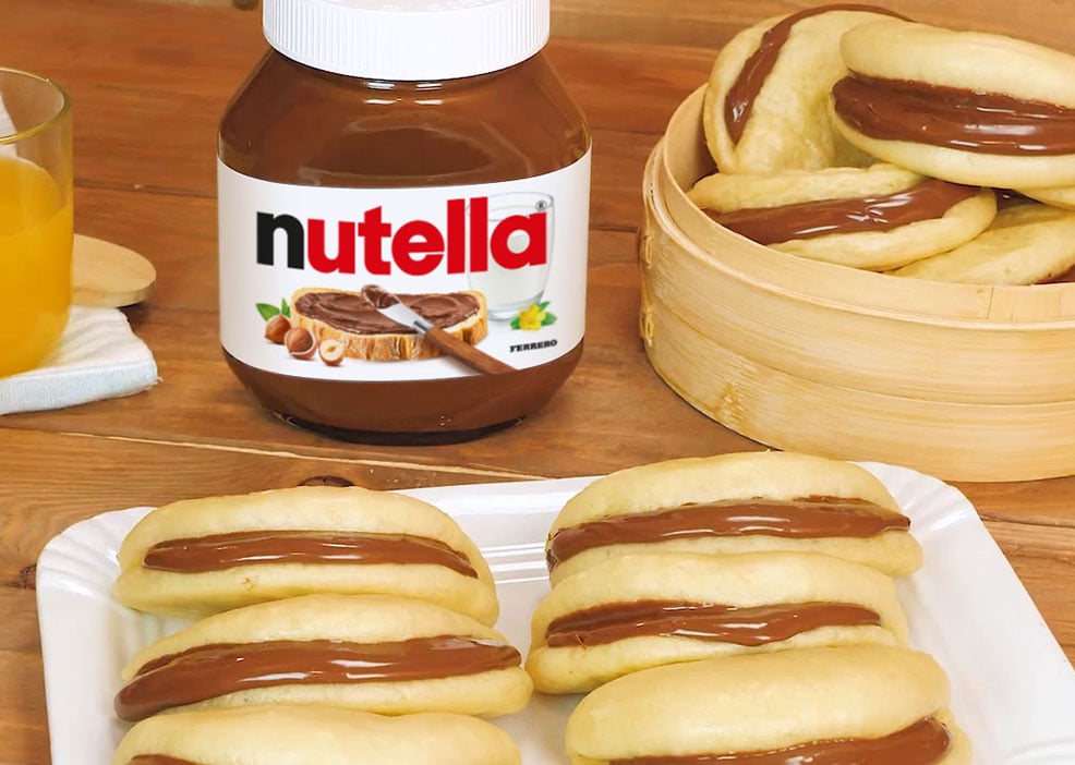 Bao buns ripieni di Nutella serviti su piatto bianco.