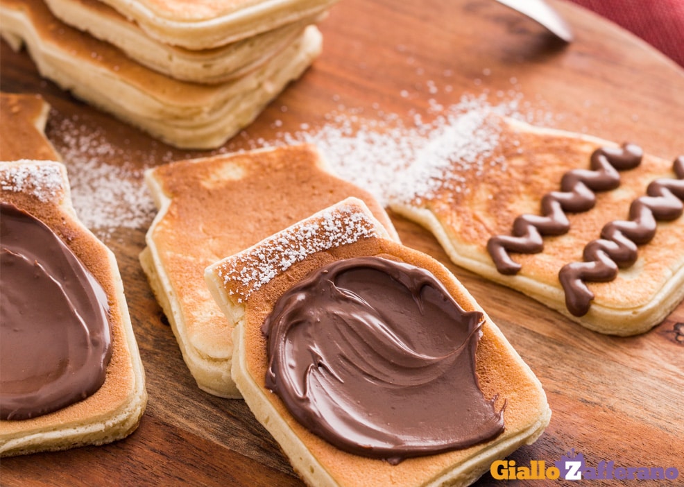 Pancake soffici farciti con Nutella e sciroppo d'acero.