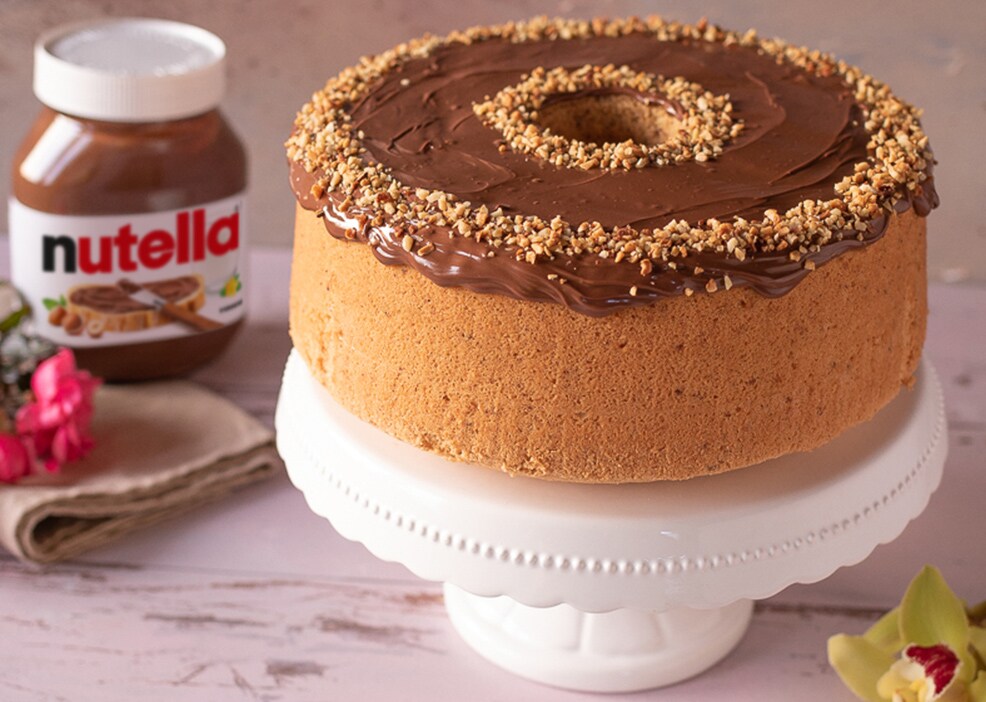 Chiffon cake alla nocciola glassata e farcita con Nutella.