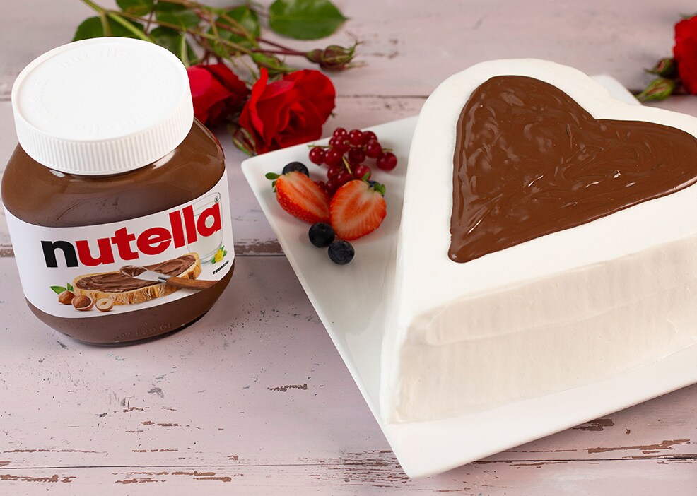 Torta Cuore di mamma con Nutella, glassa e decorazioni.