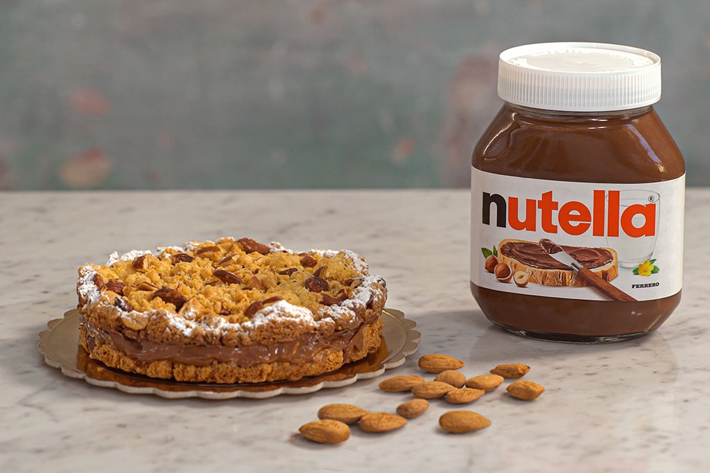 Sbrisolona croccante con ripieno di Nutella su sfondo legno.