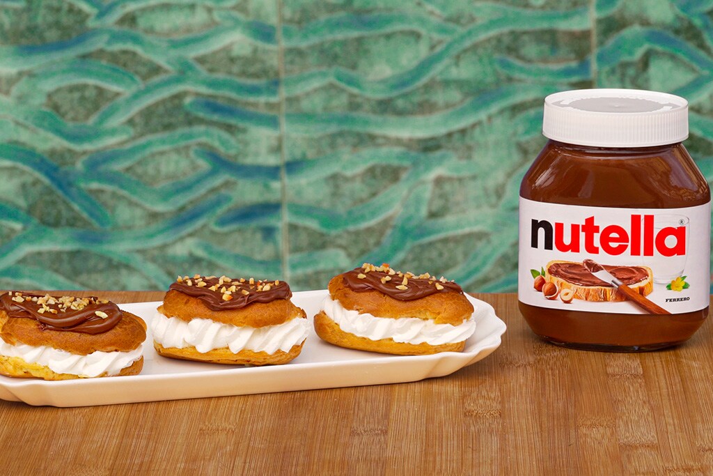 Sciù pugliese farcito con Nutella, servito su piatto.