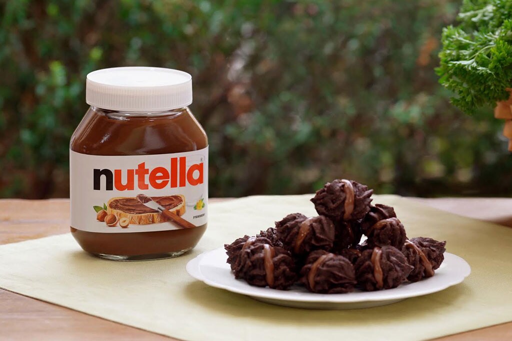 Fiammette natalizie alla Nutella disposte come dolcetti festivi.