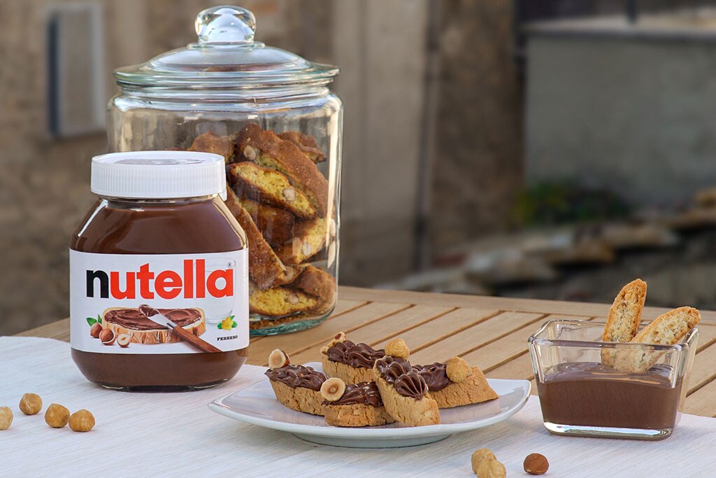 Tozzetti croccanti con pezzi di cioccolato e Nutella.