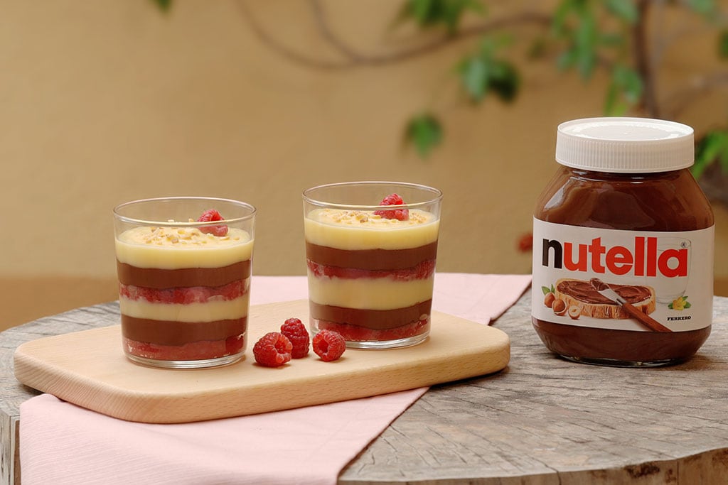 Zuppa inglese con crema e Nutella, servita in porzione individuale.