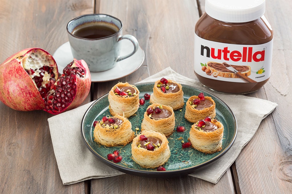 Cestini di pasta kataifi ripieni di Nutella e frutta secca.