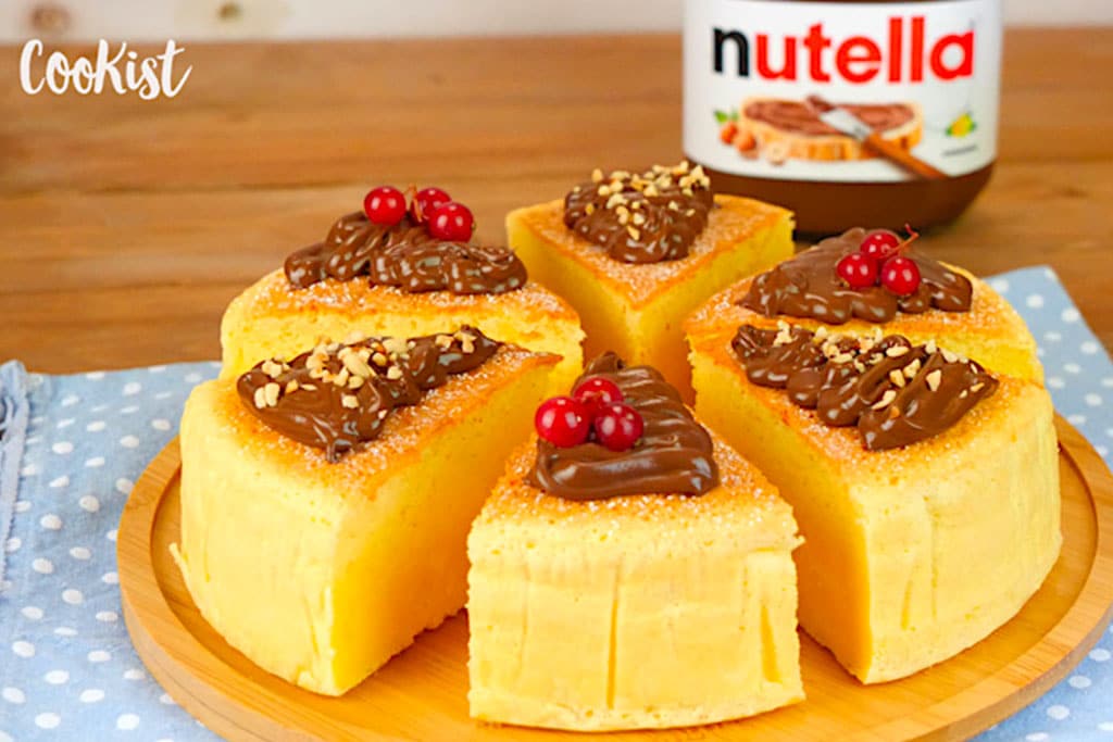 Cheesecake giapponese soffice servito con topping di Nutella.
