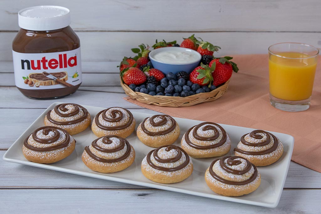 Yogurtella con Nutella servita in bicchierino con frutta.