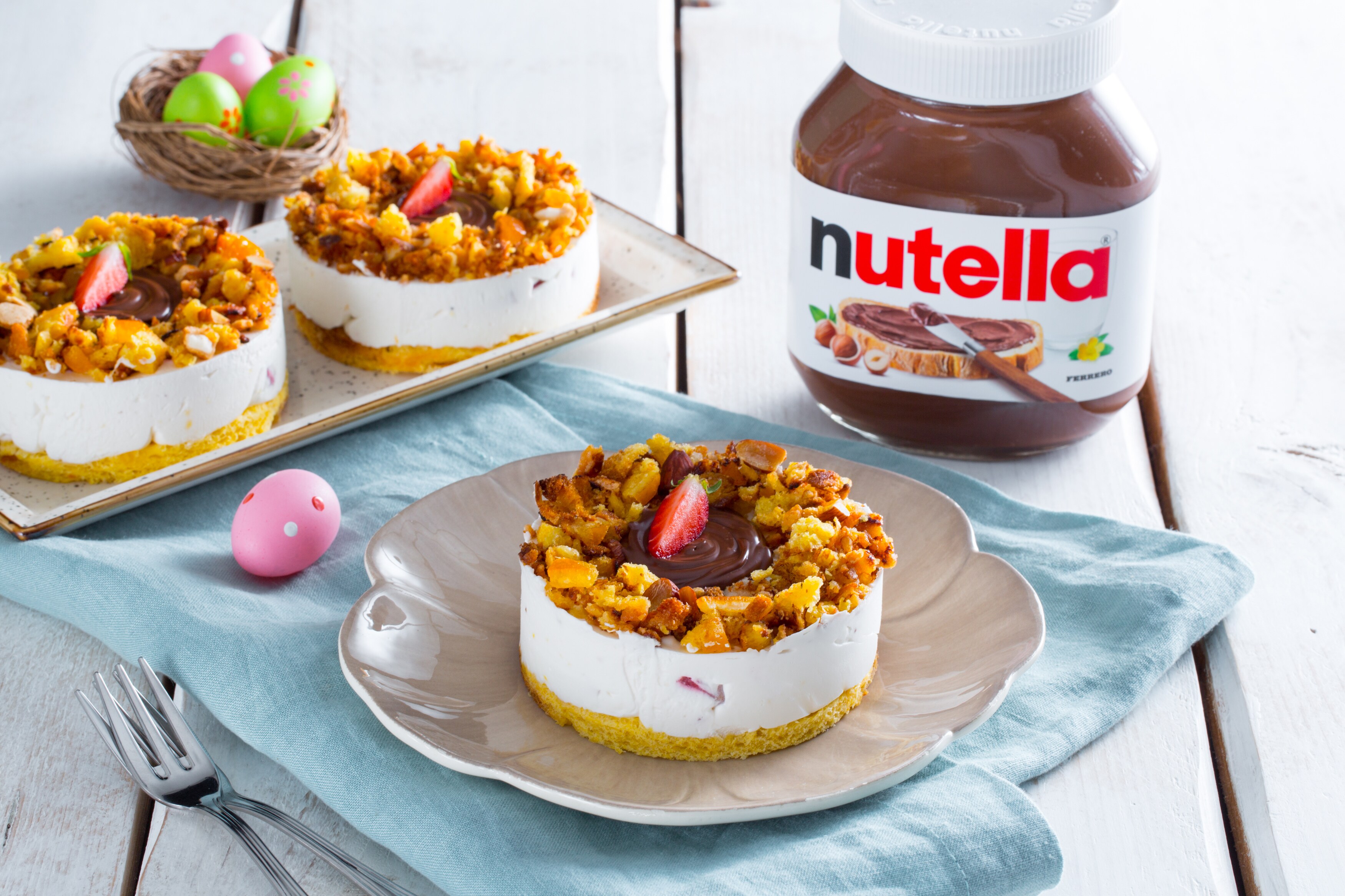 Tortine di Pasqua decorate e farcite con Nutella, pronte da servire.