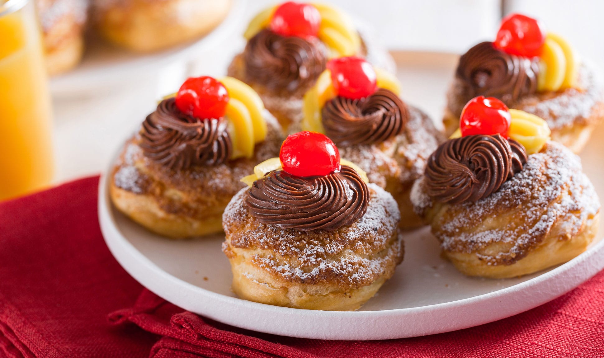 Zeppole con craquelin ripiene di Nutella e crema pasticcera.