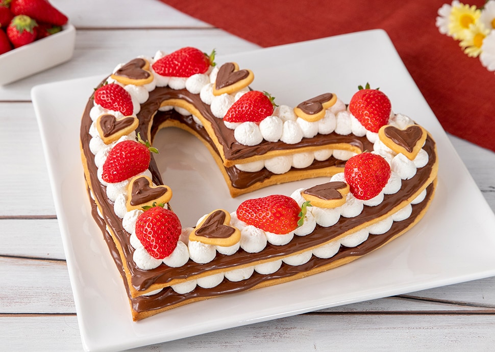 Cream tart farcita con Nutella e crema, decorata con frutta.