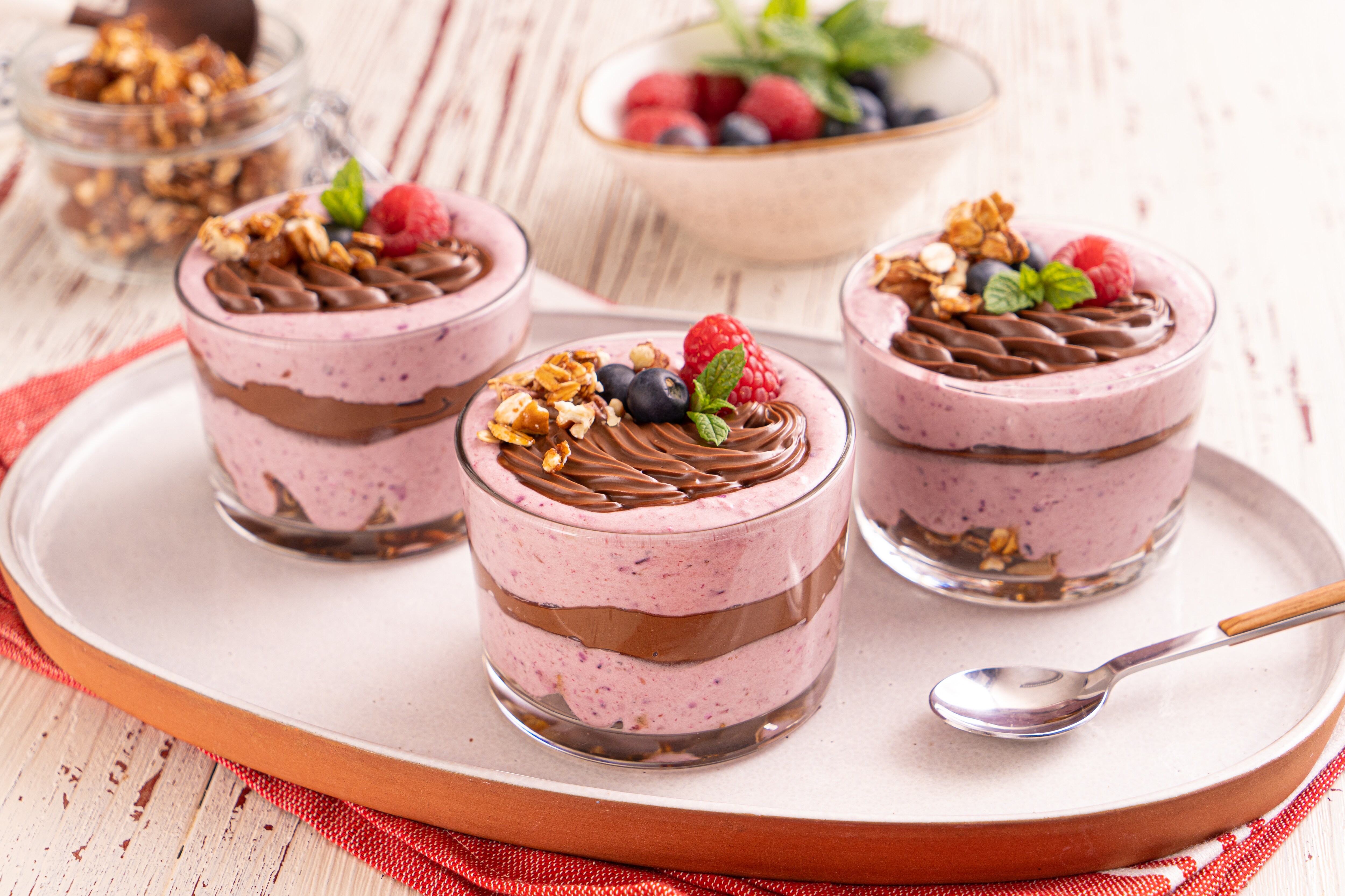 Bicchiere di yogurt ai frutti rossi, granola e Nutella® 