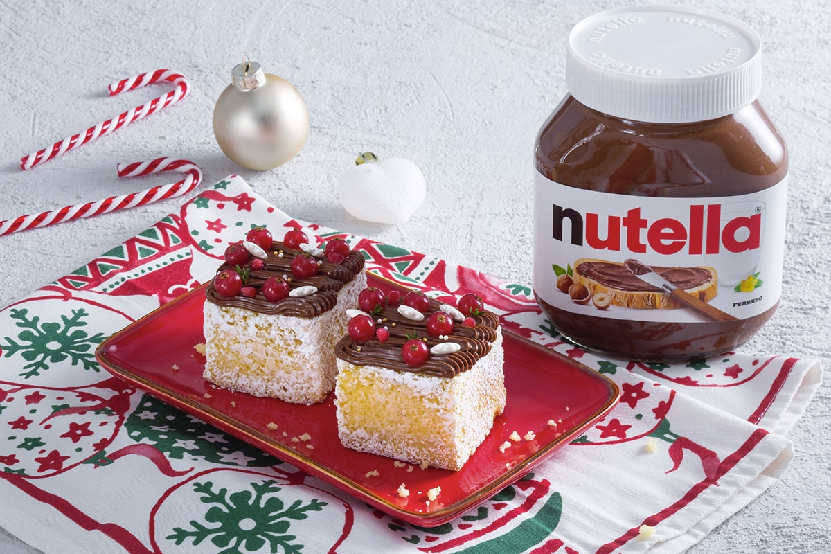 Cubotto al cioccolato ripieno di Nutella, servito su piatto.