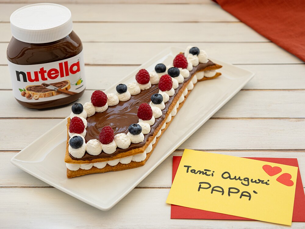 Cravatta dolce di sfoglia arrotolata con Nutella, tagliata a fette.