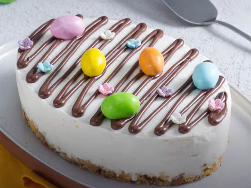 Torta di Pasqua a forma di colomba con Nutella e zucchero.