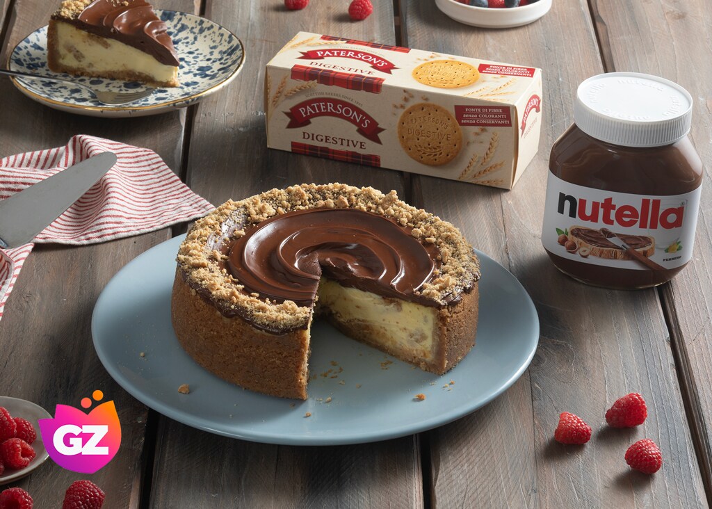 Cheesecake con base di biscotto e strato di Nutella, porzione singola.