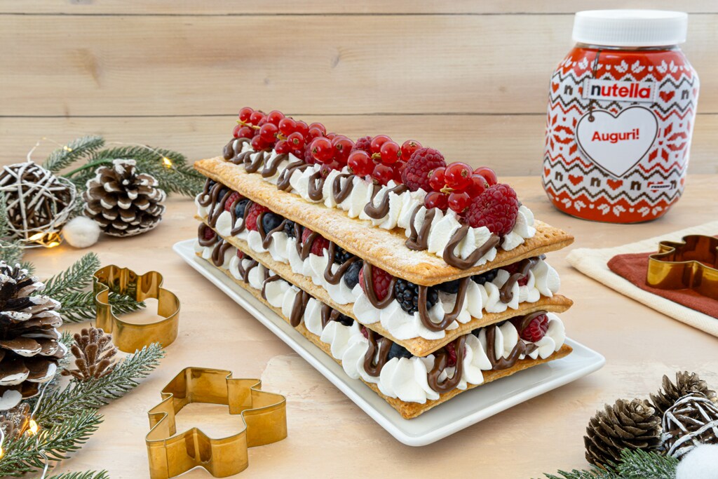 Millefoglie natalizio con strati di crema e Nutella, decorato.