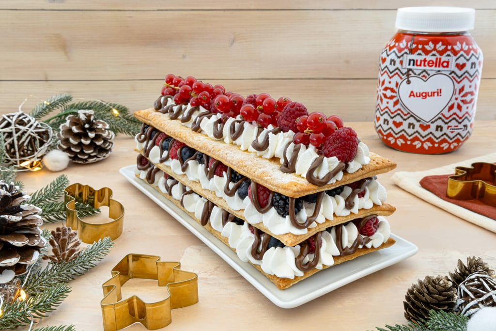 Millefoglie natalizio con strati di crema e Nutella, decorato.