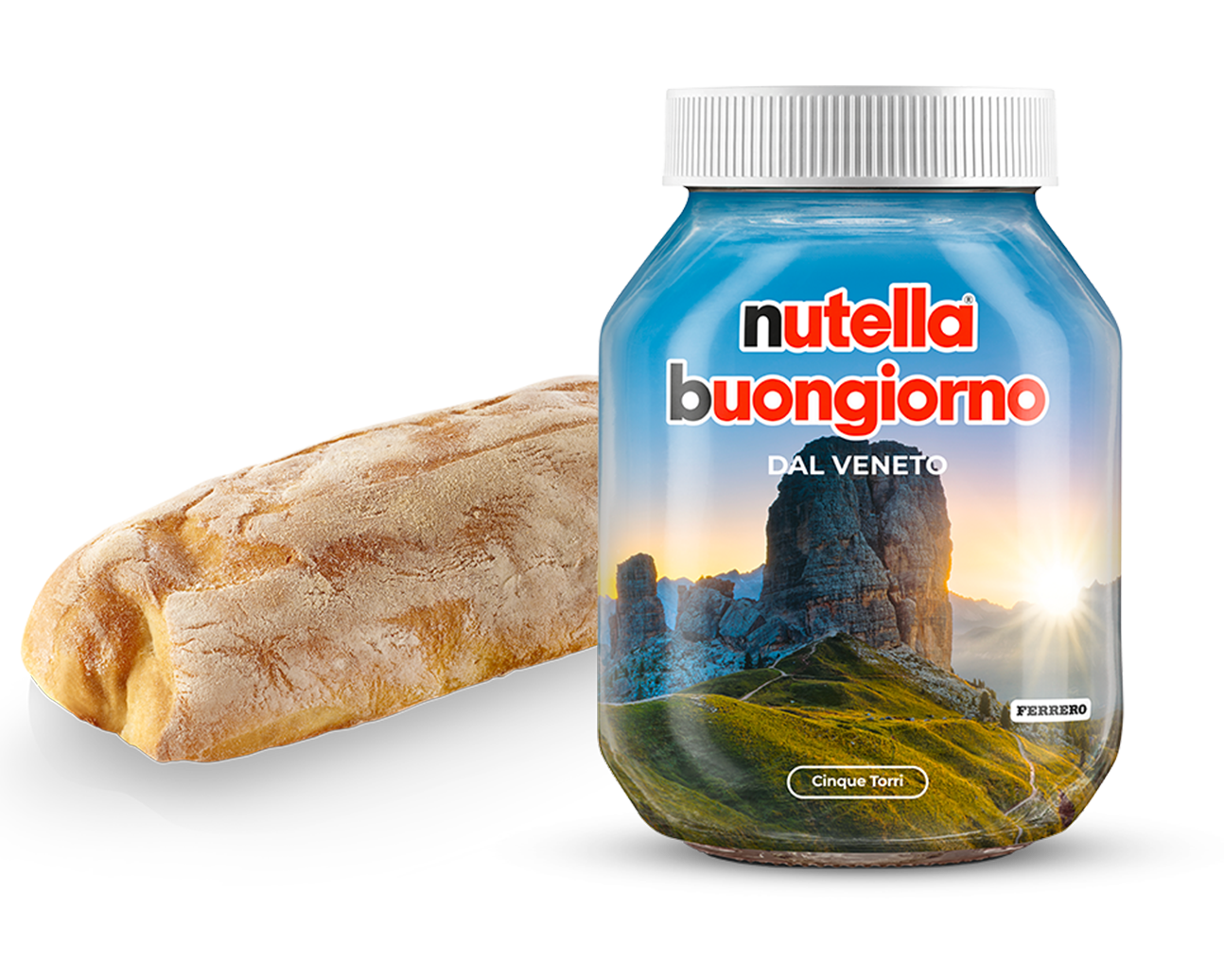 Un barattolo di Nutella con confezione speciale che riporta la scritta "nutella buongiorno Dal Veneto" e mostra un’immagine panoramica delle Cinque Torri nelle Dolomiti al tramonto. Accanto al barattolo c’è un pezzo di pane rustico italiano.
