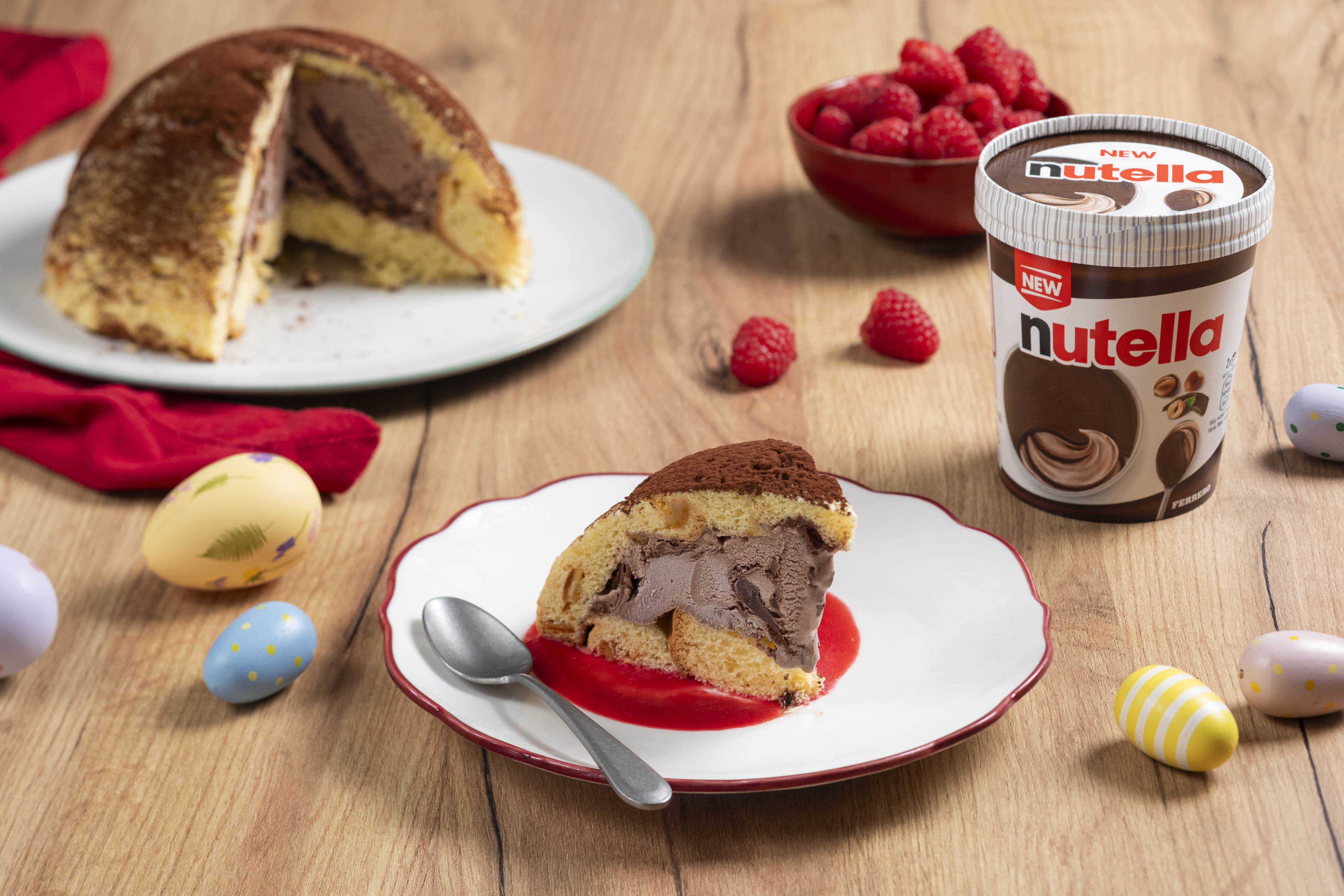 Zuccotto al gelato e Nutella, servito a fette con granella.